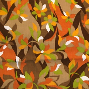 Op de afbeelding: Een stof met een herhalend patroon van gestileerde bloemen in tinten bruin, oranje, geel, groen en wit.