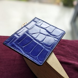 Tarjetero de piel de cocodrilo hecho a mano - Regalo elegante para él - Personalizado y elegante