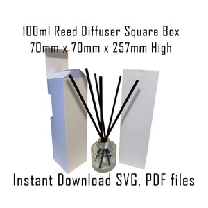 Könnte beinhalten: Eine weiße quadratische Box mit einer durchsichtigen Glasflasche und schwarzen Schilfrohr-Diffusorstäbchen. Die Box ist mit "100ml Reed Diffuser Square Box 70mm x 70mm x 257mm High" beschriftet.