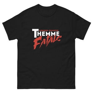 Może przedstawiać: Czarny T-shirt z białym i czerwonym nadrukiem graficznym, na którym widnieje napis "Gender Chaotic Femme Fatale".