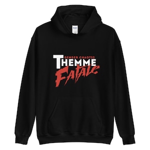 Pode incluir: Camisola de moletom com capuz preta com um design gráfico branco e vermelho que diz "Gender Chaotic Femme Fatale".