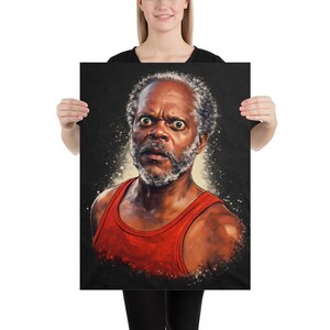 Pode incluir: Pôster com um retrato de arte digital de um homem com uma expressão surpresa. O homem tem cabelo grisalho e barba e está vestindo uma camiseta regata vermelha. O fundo é escuro com salpicos brancos.