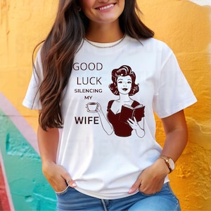 Koszulka Good Luck Silencing My Wife - Zabawna koszulka feministyczna, Pro-Woman Political Tee, Silna koszulka z grafiką dla kobiet, Koszulka z motywem wzmocnienia pozycji kobiet, Dla niej, Dla niego