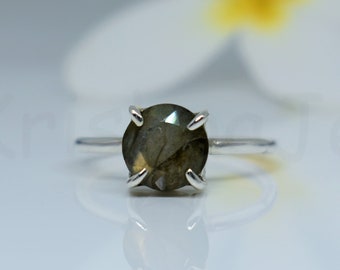 Labradorite Ring, Sterling Silver Ring, Labradorite Sieraden, Ronde Ring, Mini Ring, Tiny Ring, Minimalistische Ring, Statement Ring, Sierlijke Ring