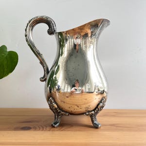 Peut inclure: Panneau en bois rustique avec l'inscription "Welcome to our home" dans un style manuscrit. Le panneau présente une finition vieillie et un design simple et accueillant, idéal pour un porche ou une entrée.