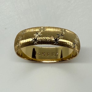1980s Vintage 14K Yellow Gold Diamond-Cut Star Design 6mm Wide Band 4.5 Grams Size 10 New Old Stock Mint