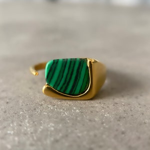 Mystic Green Ring 18k Gold - Bague ouverte pour femme par ASANA - Bague verte pour femme - Bijoux fantaisie