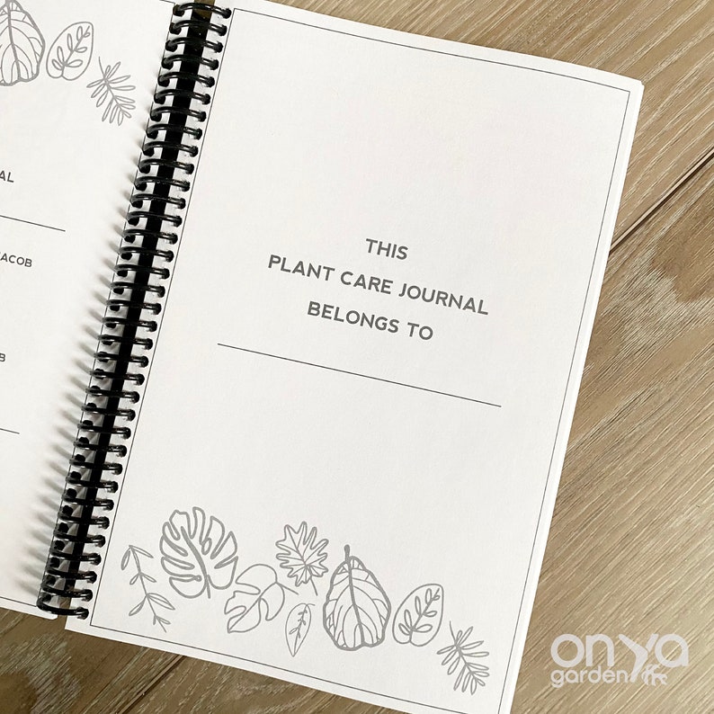 Puede incluir: Un diario blanco de cuidado de plantas con el texto "Este diario de cuidado de plantas pertenece a" y una l&iacute;nea para escribir un nombre. El diario est&aacute; decorado con ilustraciones de hojas grises.