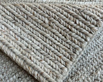 Handgemaakt crème-beige grof gemengd wollen vloerkleed - Scandinavisch Sumaik-ontwerp, aangepaste maten beschikbaar - TheBrotherSisterCo.