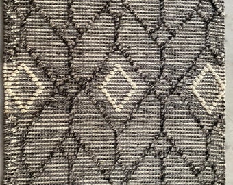 Hand Woven Wool Area Rug – Chunky Grey High Low Pattern