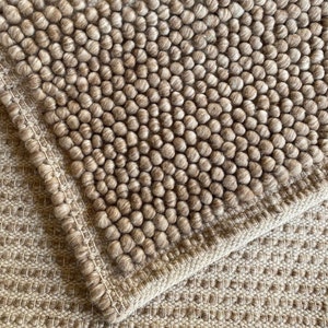 Acogedora alfombra de lana beige con opciones personalizadas: estilo bucle grueso tejido a mano en beige/crema - TheBrotherSisterCo.