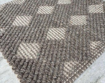 Handwoven Chunky Wool Rug – Scandinavian Diamond Loop Style