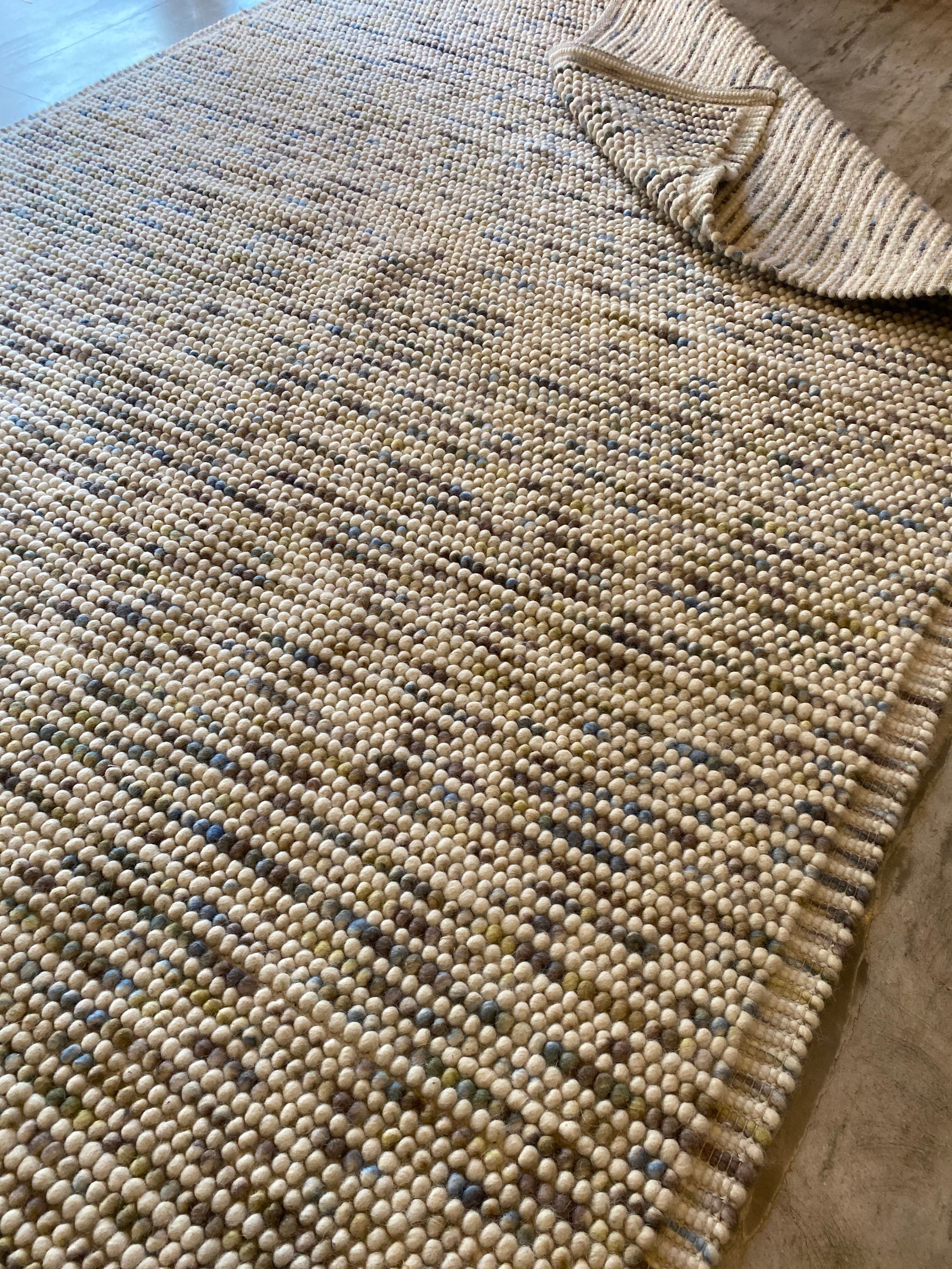 Le tapis artisanal boucles de laine Voir nos formats offerts | Maison