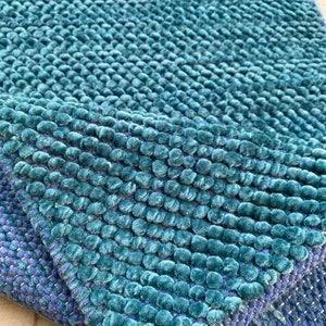 Alfombra moderna y elegante de terciopelo, tejida a mano, de color azul turquesa, con bucles gruesos. Personalización disponible: TheBrotherSisterCo.
