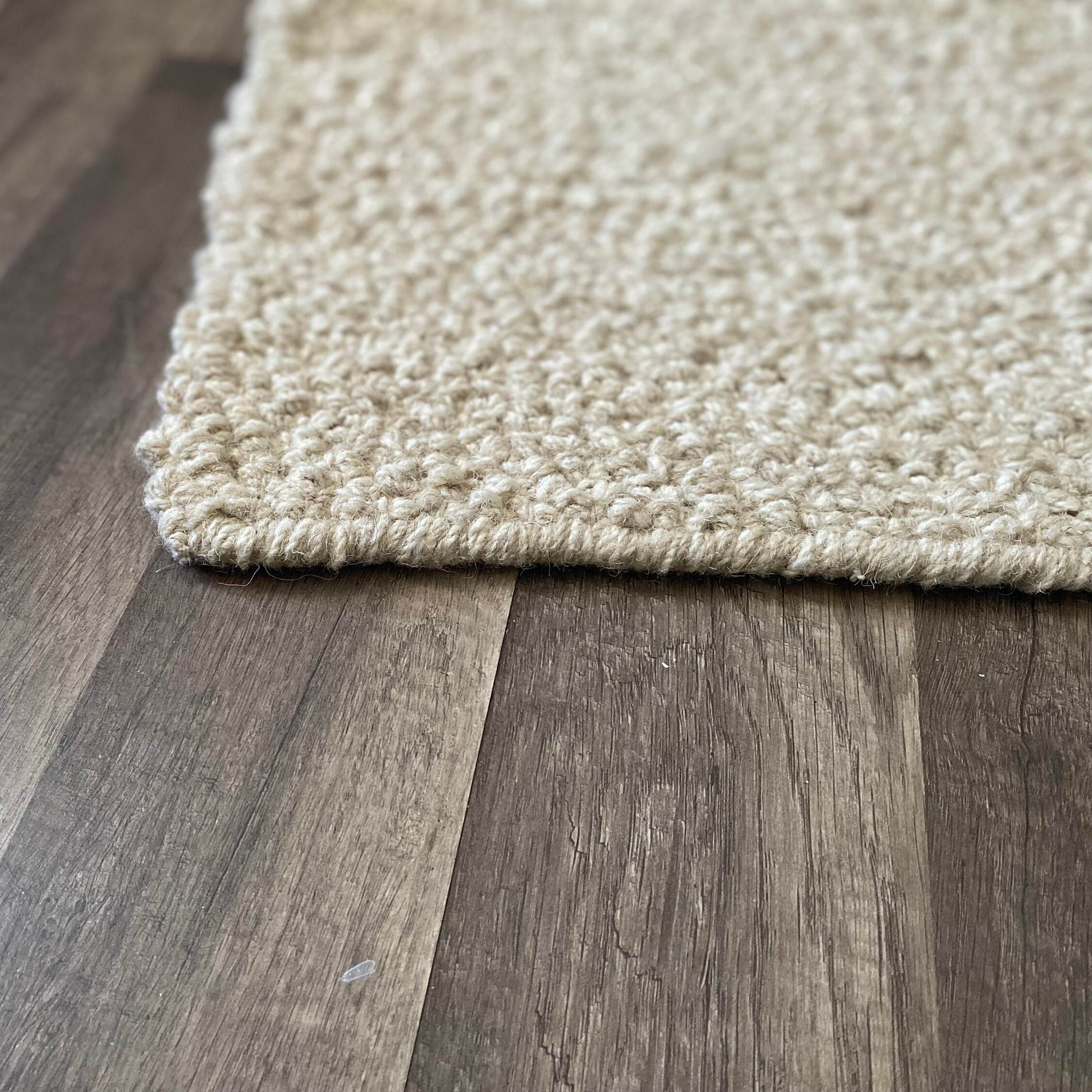 手編みのベージュとクリーム色のロープスタイルのフェルトウールラグ