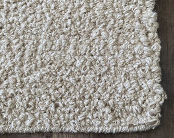 ウールラグ 手編み　大きめ　クリーム色　ベージュ 手編みのベージュ＆クリーム色のロープスタイルのフェルトウールラグ