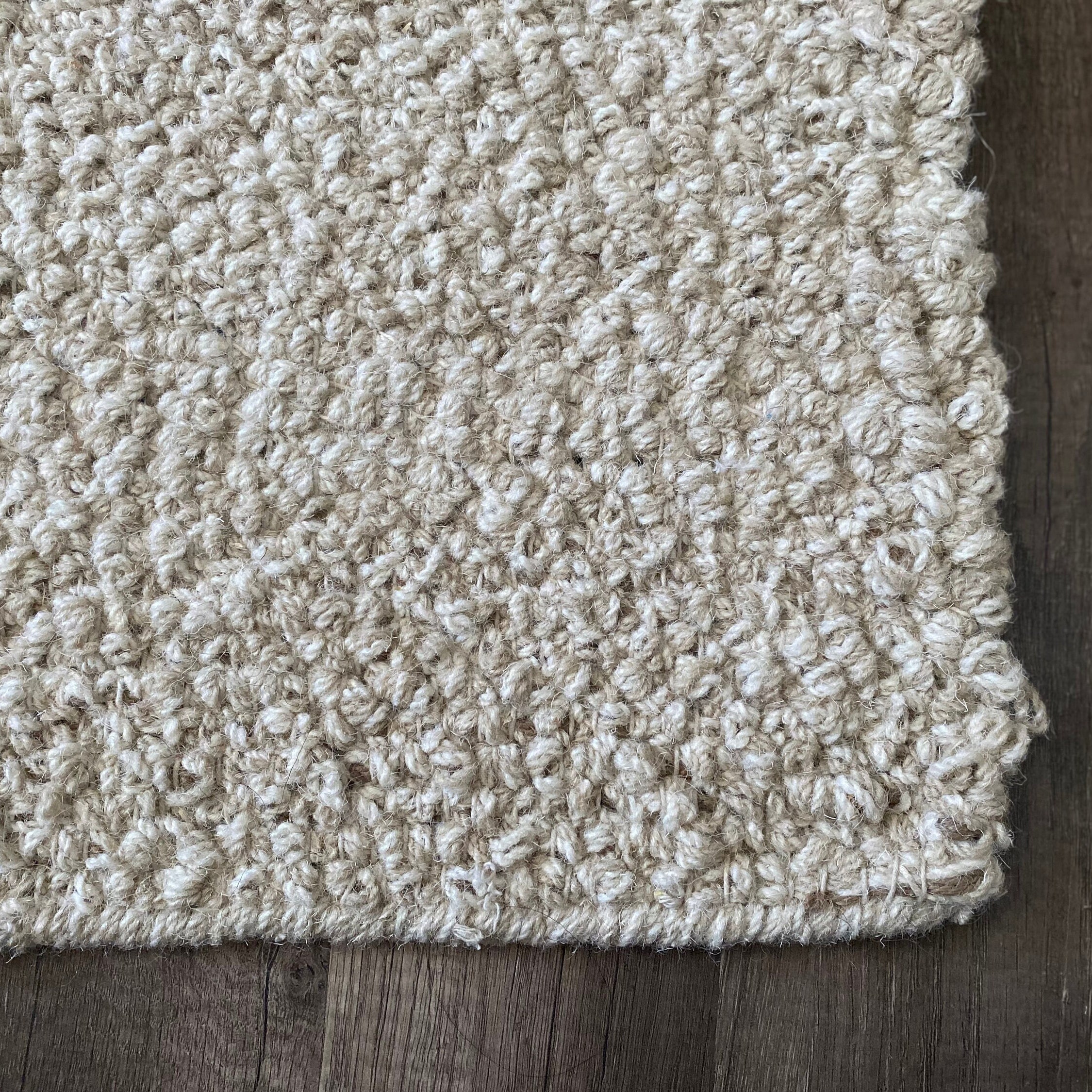 手編みのベージュとクリーム色のロープスタイルのフェルトウールラグ