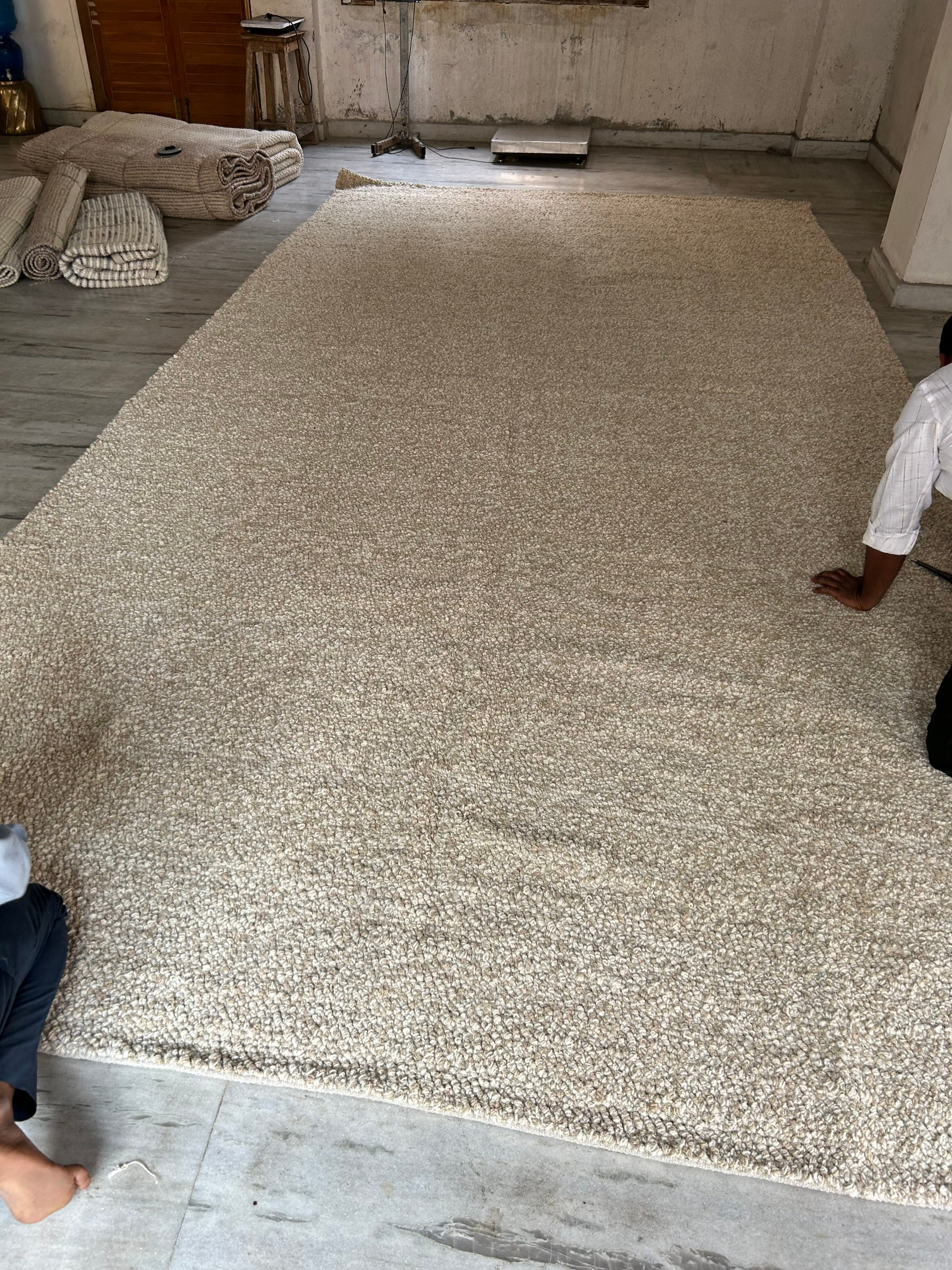 手編みのベージュとクリーム色のロープスタイルのフェルトウールラグ