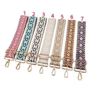 Może przedstawiać: Biały ceramiczny kubek z czarnym uchwytem i napisem "But First, Coffee" pogrubioną, czarną czcionką. Kubek jest umieszczony na neutralnym tle, podkreślając jego prosty design.