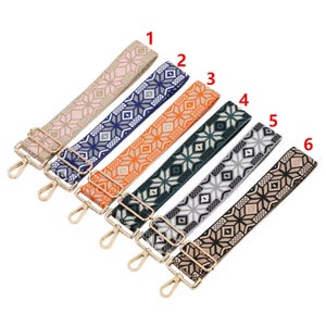 Puede incluir: Seis correas tejidas con diferentes patrones y cierres de metal dorado. Las correas son beige, azul marino, naranja, verde, gris y marrón.