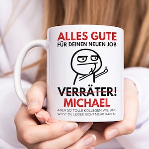 Könnte beinhalten: Weiße Keramiktasse mit einer schwarz-weißen Cartoon-Illustration einer Person, die den Mittelfinger zeigt. Der Text auf der Tasse lautet "Alles Gute für deinen neuen Job Verräter! Michael Aber so tolle Kollegen wie uns wirst du leider nicht mehr haben!"