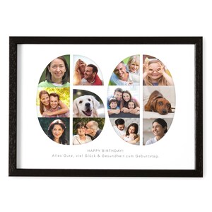 Op de afbeelding: Een witte fotocollage in een zwart frame met een 60e verjaardagsthema. De collage bevat foto's van familie en vrienden, waaronder een hond, en de tekst "Happy Birthday! Alles Gute, viel Gl&uuml;ck & Gesundheit zum Geburtstag."