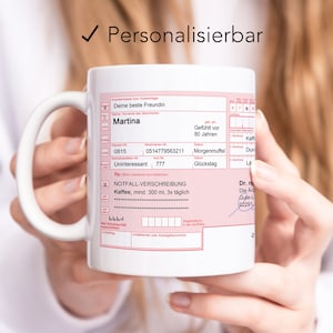 K&ouml;nnte beinhalten: Wei&szlig;e Keramiktasse mit einem roten und schwarzen Design, das wie ein Rezept aussieht. Das Formular enth&auml;lt den Text "Deine beste Freundin Martina" und "NOTFALL-VERSCHREIBUNG Kaffee, mind. 300 ml, 3x t&auml;glich".