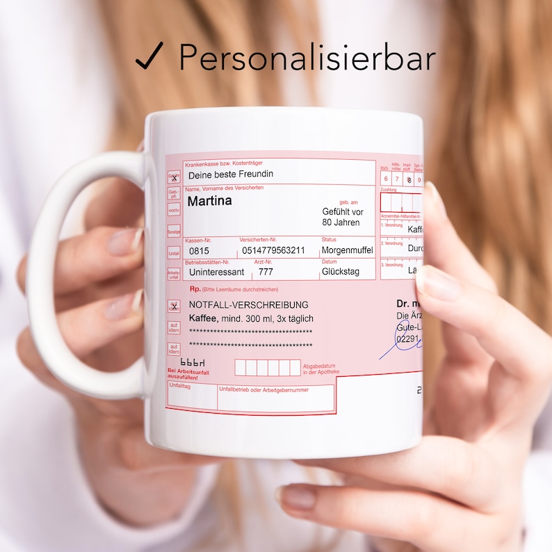 K&ouml;nnte beinhalten: Wei&szlig;e Keramiktasse mit einem roten und schwarzen Design, das wie ein Rezept aussieht. Das Formular enth&auml;lt den Text "Deine beste Freundin Martina" und "NOTFALL-VERSCHREIBUNG Kaffee, mind. 300 ml, 3x t&auml;glich".