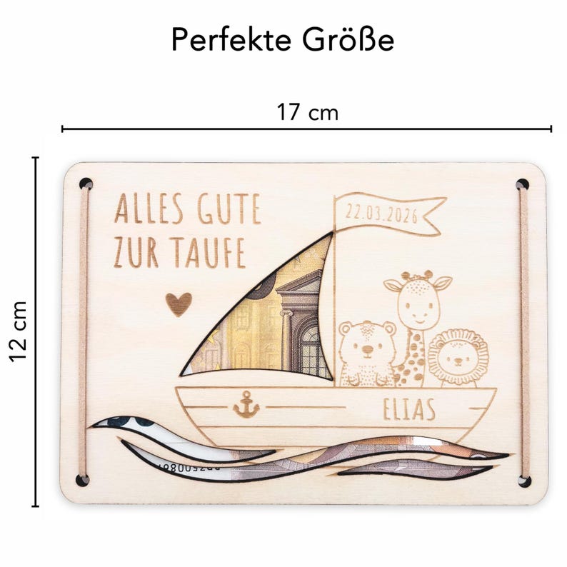 K&ouml;nnte beinhalten: Holzsparein in Form eines Bootes mit einem Schlitz f&uuml;r Geldscheine. Die Box ist mit einem Herz, einem Anker und dem Text "Alles Gute zur Taufe" und "Elias" verziert. Die Box ist 12 cm hoch und 17 cm breit.