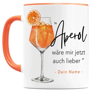 K&ouml;nnte beinhalten: Wei&szlig;e Keramiktasse mit orangefarbenem Rand und Henkel. Die Tasse zeigt eine Aquarell-Illustration eines Aperol Spritz Cocktails mit einer Orangenscheibe als Garnitur. Der Text "Aperol" ist in schwarzer Kursivschrift geschrieben, gefolgt vom Text "w&auml;re mir jetzt auch lieber" in schwarzer serifenloser Schrift. Der Text "- Dein Name -" ist in orangefarbener serifenloser Schrift geschrieben.