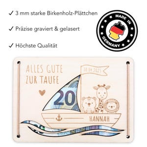 K&ouml;nnte beinhalten: Eine Holzkarten mit einem Schlitz f&uuml;r einen Geldschein, die ein Segelboot mit einer Giraffe, einem B&auml;ren und einem L&ouml;wen zeigt. Die Karte tr&auml;gt den Text "Alles Gute zur Taufe" und "Hannah" mit dem Datum "10.04.2025".