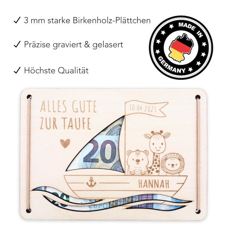 K&ouml;nnte beinhalten: Eine Holzkarten mit einem Schlitz f&uuml;r einen Geldschein, die ein Segelboot mit einer Giraffe, einem B&auml;ren und einem L&ouml;wen zeigt. Die Karte tr&auml;gt den Text "Alles Gute zur Taufe" und "Hannah" mit dem Datum "10.04.2025".