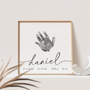 May include: A black and white handprint with the name "daniel" written in cursive below. The date "01.12.2022", time "01:15 Uhr", weight "3250 g", and length "52 cm" are listed below the name.