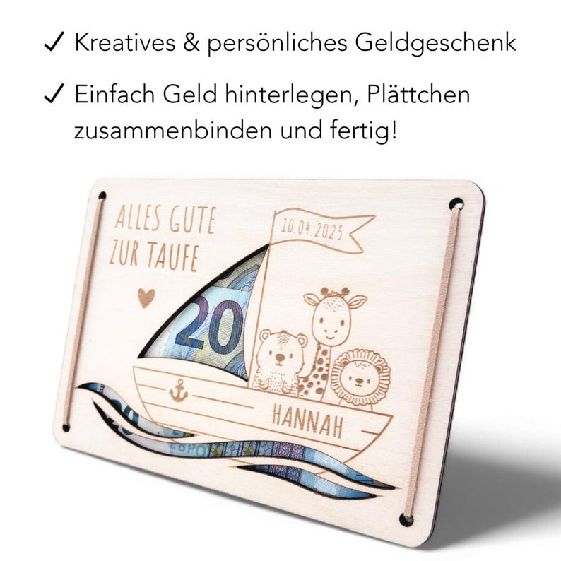 K&ouml;nnte beinhalten: Eine h&ouml;lzerne Geldbox in Form eines Segelboots mit einem Schlitz f&uuml;r Geldscheine. Die Box ist mit einer Giraffe, einem L&ouml;wen und einem B&auml;ren verziert. Der Text "ALLES GUTE ZUR TAUFE" und "HANNAH" sind in die Box graviert. Das Datum "10.04.2025" ist ebenfalls in die Box graviert.