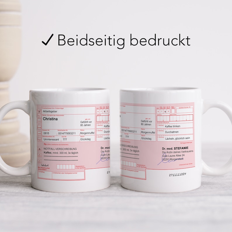 K&ouml;nnte beinhalten: Zwei wei&szlig;e Tassen mit einem roten und wei&szlig;en Design f&uuml;r ein &auml;rztliches Rezept. Der Text auf den Tassen lautet "Arbeitsgeber Christina" und "Dr. med. STEFANIE".