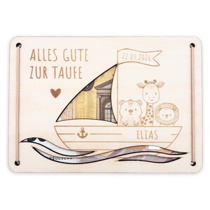 K&ouml;nnte beinhalten: Holz-Sparschwein in Form eines Bootes mit einer Giraffe, einem L&ouml;wen und einem B&auml;ren darauf. Die Spardose hat einen Schlitz f&uuml;r Geld und es steht "Alles Gute zur Taufe" und "Elias" darauf.