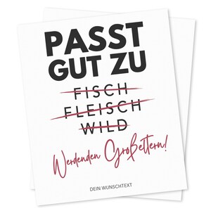 May include: A white card with black text that reads "PASST GUT ZU" with the words "FISCH", "FLEISCH", and "WILD" listed below. The words "FLEISCH" and "WILD" are crossed out with a red line. The text "Werden den Gro&szlig;bettern!" is written in red cursive below the crossed out words. The text "DEIN WUNSCHTEXT" is written in black at the bottom of the card.