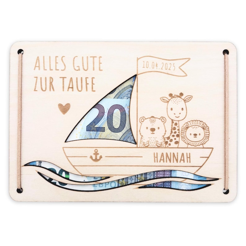 K&ouml;nnte beinhalten: Eine Holzkarten mit einem Schlitz f&uuml;r Geld, die ein Segelboot mit einer Giraffe, einem L&ouml;wen und einem B&auml;ren zeigt. Die Karte sagt "Alles Gute zur Taufe" und "Hannah" mit dem Datum "10.04.2025".