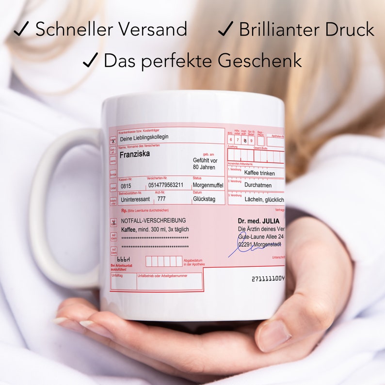 K&ouml;nnte beinhalten: Wei&szlig;e Keramiktasse mit einem rosa-wei&szlig;en Design im Stil eines Rezepts. Die Tasse zeigt den Text "Deine Lieblingskollegin Franziska" und "NOTFALL-VERSCHREIBUNG Kaffee, mind. 300 ml, 3x t&auml;glich". Die Tasse wird von einer Hand gehalten.