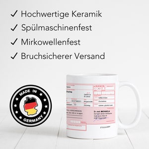 K&ouml;nnte beinhalten: Wei&szlig;e Keramiktasse mit einem roten und wei&szlig;en medizinischen Rezeptformular darauf gedruckt. Die Tasse hat ein schwarzes und gelbes Sternendesign mit den Worten "Made in Germany" darauf gedruckt. Der Text auf dem Rezeptformular beinhaltet "Gef&uuml;hlt vor 80 Jahren", "Morgenmufflel", "Gl&uuml;ckstag", "Kaffee trinken", "Durchatmen", "L&auml;cheln, gl&uuml;cklich sein", "Dr. med. MICHAELA", "Die Arztin deines Vertrauens", "Gute Loune Allee 24", "02291 Модельный" und "2711111009".