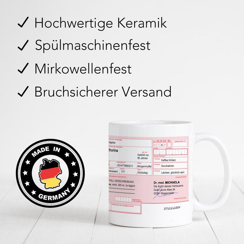 K&ouml;nnte beinhalten: Wei&szlig;e Keramiktasse mit einem roten und wei&szlig;en medizinischen Rezeptformular darauf gedruckt. Die Tasse hat ein schwarzes und gelbes Sternendesign mit den Worten "Made in Germany" darauf gedruckt. Der Text auf dem Rezeptformular beinhaltet "Gef&uuml;hlt vor 80 Jahren", "Morgenmufflel", "Gl&uuml;ckstag", "Kaffee trinken", "Durchatmen", "L&auml;cheln, gl&uuml;cklich sein", "Dr. med. MICHAELA", "Die Arztin deines Vertrauens", "Gute Loune Allee 24", "02291 Модельный" und "2711111009".