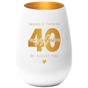 Könnte beinhalten: Ein weißes, stieloses Weinglas mit goldener Innenseite. Das Glas hat einen goldenen Text mit der Aufschrift "SABINE & THOMAS" über der Zahl "40" und den Worten "vierzig Jahre". Darunter stehen das Datum "20. AUGUST 1985" und ein goldenes Herz.