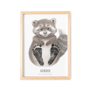 Fußabdruck Baby Bild mit Waschbär Fußabdrücke Poster Babygeschenk mit Tieren Geschenk zur Geburt (Ohne Farbe)