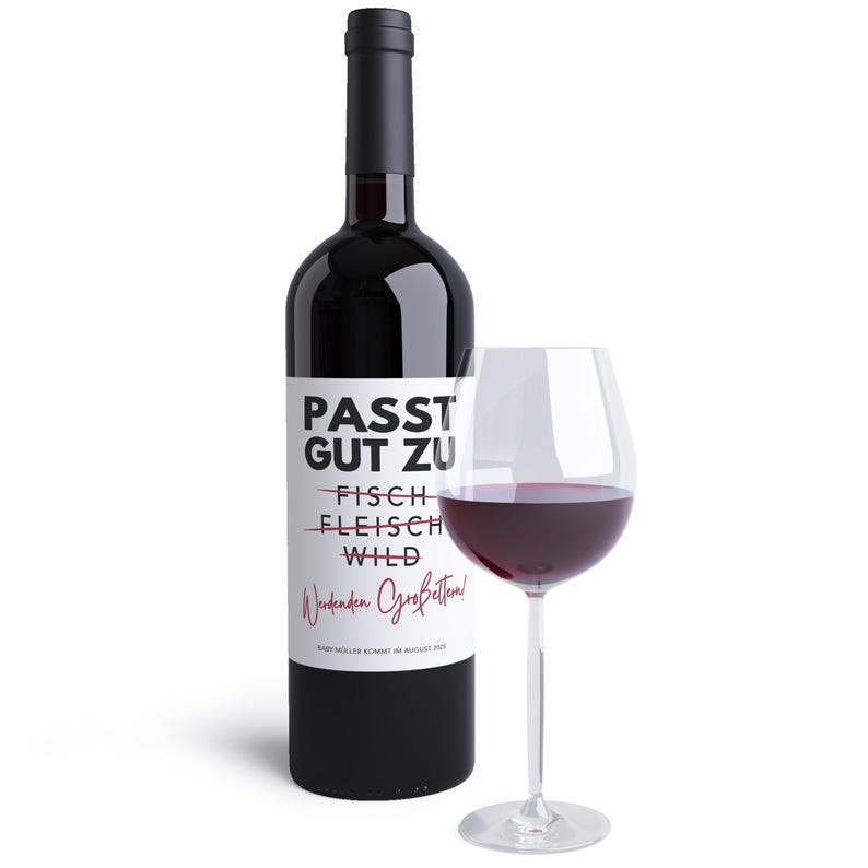 May include: A bottle of red wine with a white label that says "PASST GUT ZU" with lines through "FISCH", "FLEISCH", and "WILD". The label also says "Weekenden Gr&uuml;&szlig;e" and "BABY MELLER KOMMT IM AUGUST 2020". A glass of red wine is in front of the bottle.