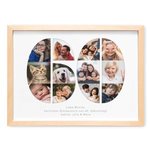 Op de afbeelding: Een ingelijste fotocollage in een licht houten lijst met een witte achtergrond. De collage bestaat uit 9 foto's die in de vorm van het getal 60 zijn gerangschikt. De foto's tonen een familie en hun huisdieren. De tekst "Liebe Monika, herzlichen Gl&uuml;ckwunsch zum 60. Geburtstag! Sabine, Julia & Mona" is onder de collage gedrukt.