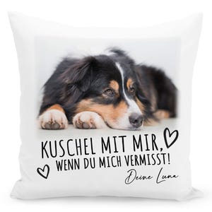 Könnte beinhalten: Ein weißes Kissen mit einem schwarzen und braunen Hund, der darauf liegt. Das Kissen hat den Text "Kuschel mit mir. ♥ Wenn du mich vermisst! Deine Luna" aufgedruckt.