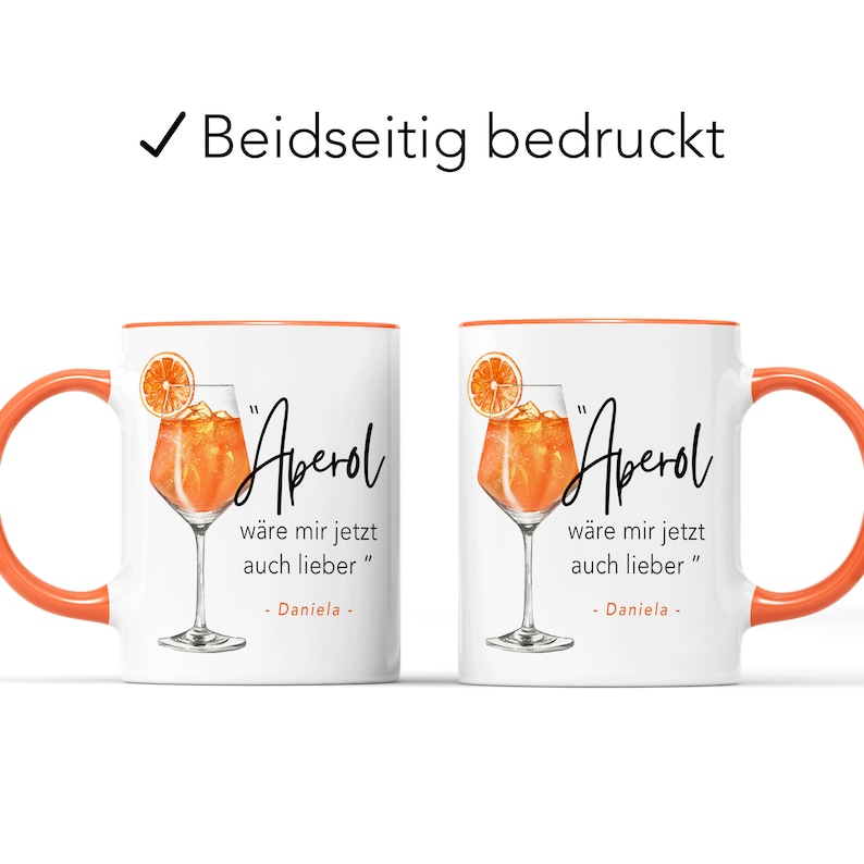 K&ouml;nnte beinhalten: Wei&szlig;e Keramiktasse mit orangefarbenem Rand. Die Tasse zeigt eine Grafik eines Aperol Spritz Cocktails mit dem Text "Aperol" und dem Satz "w&auml;re mir jetzt auch lieber" in Schwarz. Der Text "Daniela" ist ebenfalls in Schwarz enthalten.