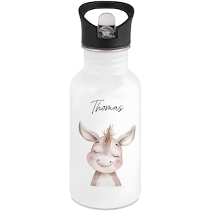 Könnte beinhalten: Weiße Wasserflasche mit schwarzem Deckel und Klappverschluss. Die Flasche zeigt eine Aquarellillustration eines lächelnden Esels mit geschlossenen Augen und dem Namen "Thomas" in Schreibschrift.