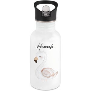 Könnte beinhalten: Weiße Trinkflasche mit schwarzem Deckel und einer Flamingo-Illustration. Der Name "Hannah" steht in schwarzer Schrift über dem Flamingo. Der Flamingo ist weiß, hellbraun und rosa.