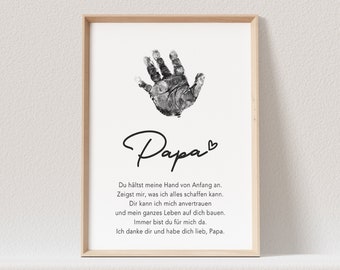 Op de afbeelding: Zwart-witte printbare kunstprint met een handafdruk en de tekst "Papa" met een hartje. De tekst hieronder luidt "Du hältst meine Hand von Anfang an. Zeigst mir, was ich alles schaffen kann. Dir kann ich mich anvertrauen und mein ganzes Leben op je bouwen. Altijd ben je er voor me. Ik dank je en hou van je, Papa."